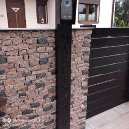 NJC Norbert Ciumek - Uliczka i szyld na domofon