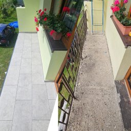 Remkop - Porównanie stanu balkonu przed i po renowacji: po lewej stronie jasne, szare płytki ułożone na balkonie, po prawej surowy, betonowy balkon z metalową balustradą.