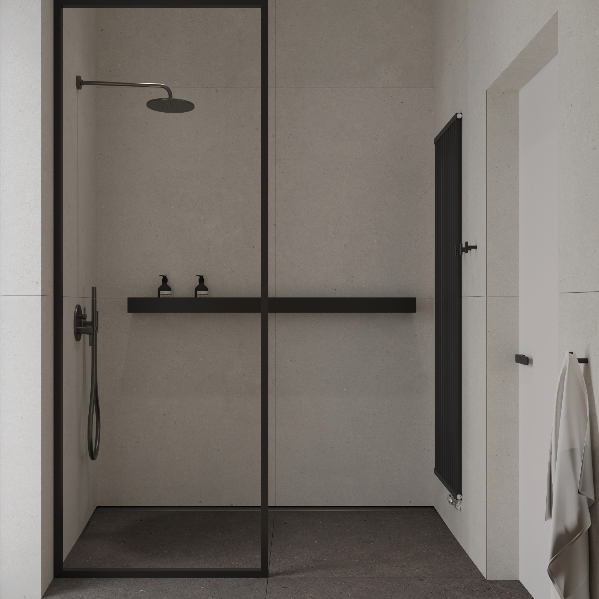 Minimalistyczna kabina prysznicowa walk-in z czarnymi ramami i deszczownicą, uzupełniona czarną półką z dwoma dozownikami oraz grzejnikiem żeberkowym w kolorze antracytu i ręcznikiem na wieszaku.