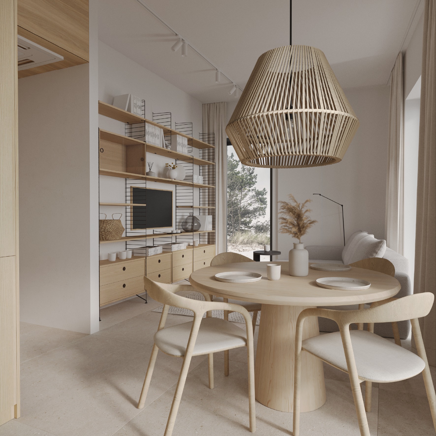 Jasne, minimalistyczne wnętrze z okrągłym, drewnianym stołem jadalnym i czterema krzesłami o jasnej tapicerce. Nad stołem wisi duża, pleciona lampa. W tle widać regał z drewnianymi półkami...