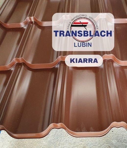 Brązowe arkusze blachy dachowej trapezowej z widocznym logo firmy Transblach Lubin i nazwą modelu 'Kiarra'.