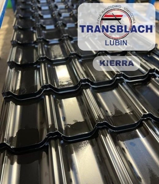 Błyszczące, czarne panele dachowe z logo firmy TRANSBLACH Lubin i napisem KIERRA, ułożone jeden na drugim.