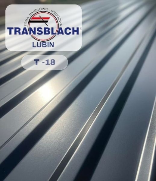 Szare panele blachy trapezowej z logotypem firmy Transblach Lubin i oznaczeniem T-18