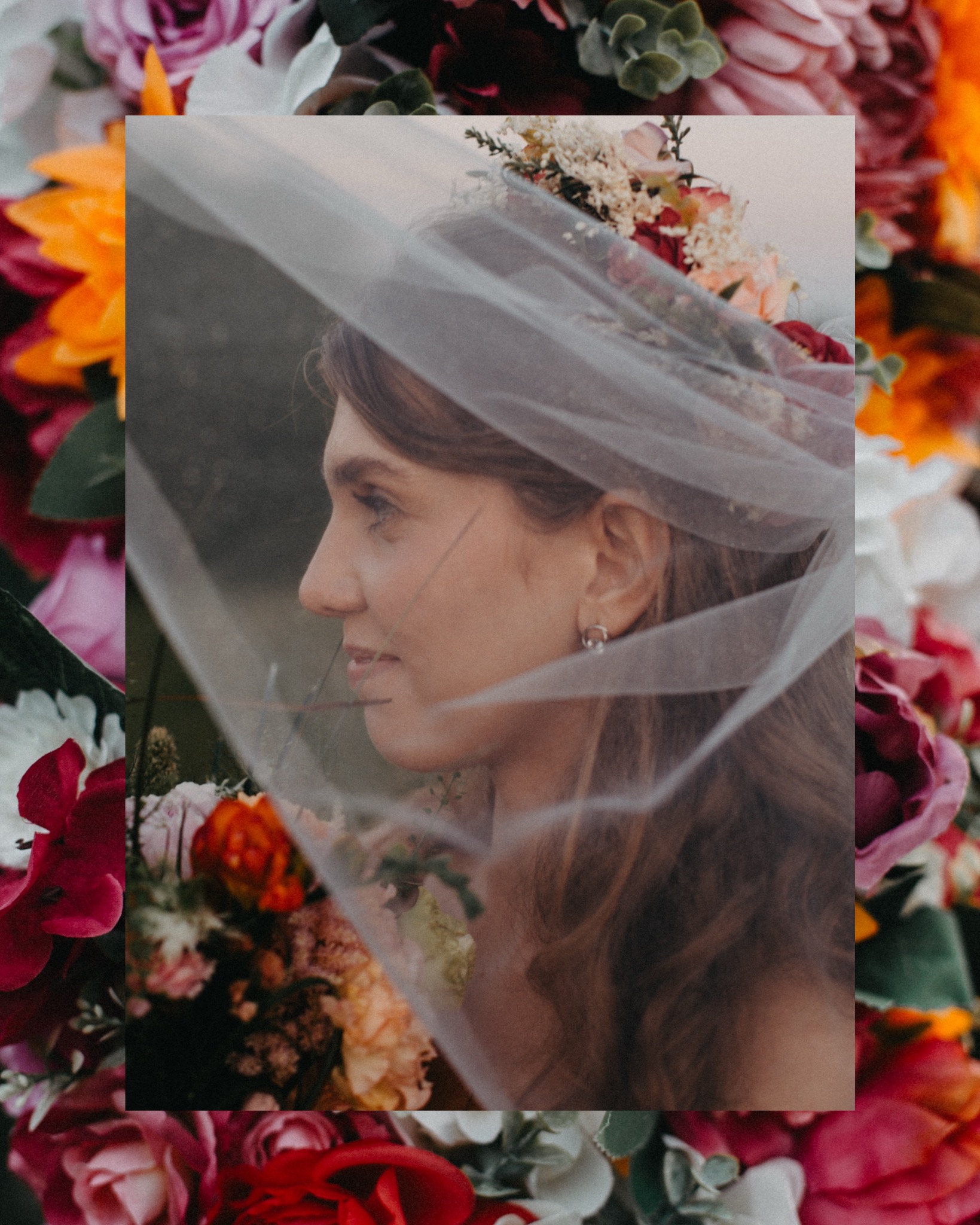 Portret panny młodej z profilu, z welonem i kwiatami we włosach, na rozmytym tle kwiatowym, w ciepłej tonacji kolorystycznej. Delikatne światło.