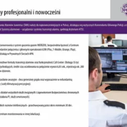 Pracownik ochrony w centrum monitoringu, obserwujący obraz z kamer na monitorach. Widoczny fragment logo firmy na mundurze.