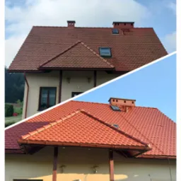 Zdjęcie dachu domu przed i po renowacji, z wyraźnym kontrastem kolorów i czystości. Widoczne detale dachówki, komina i rynien. Ujęcie z dołu, podkreślające efekt odnowienia.