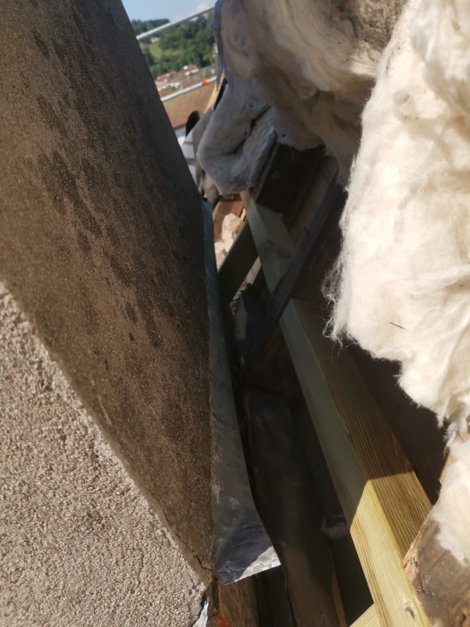 Izolacja dachu wełną mineralną i elementy konstrukcji drewnianej więźby dachowej podczas prac w Strzelcach Krajeńskich, widok z bliska na detale łączenia.