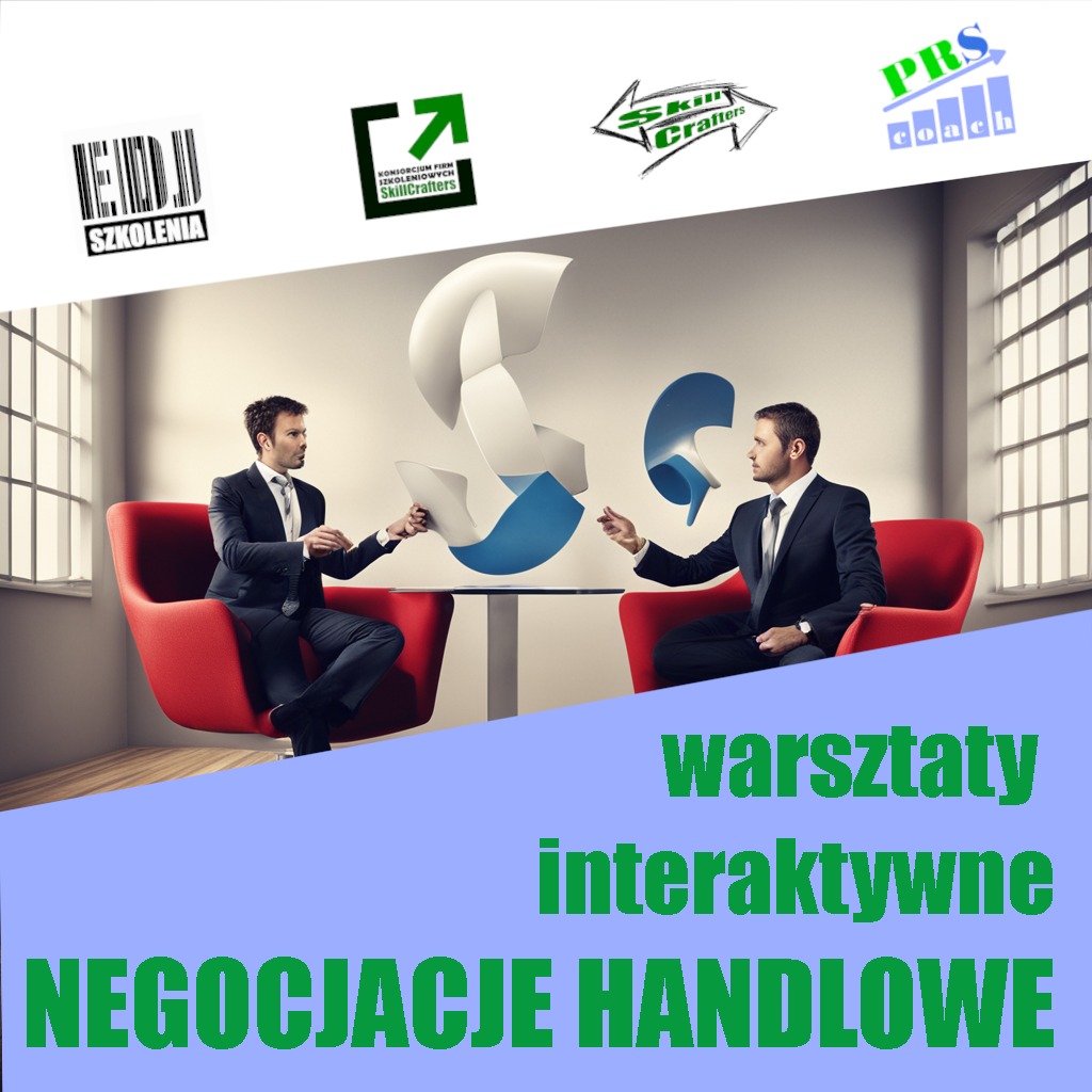 Dwóch mężczyzn w garniturach siedzi naprzeciwko siebie przy stole w futurystycznym biurze, nad nimi logotypy firm szkoleniowych, na pierwszym planie napis 'warsztaty interaktywne NEGOCJACJE HANDLOWE'.