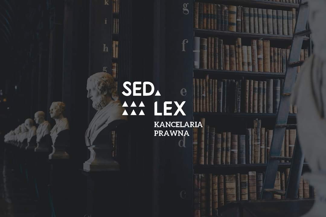 Logo kancelarii prawnej SED LEX na tle rzędu popiersi i regału z książkami, z drabiną opartą o regał.