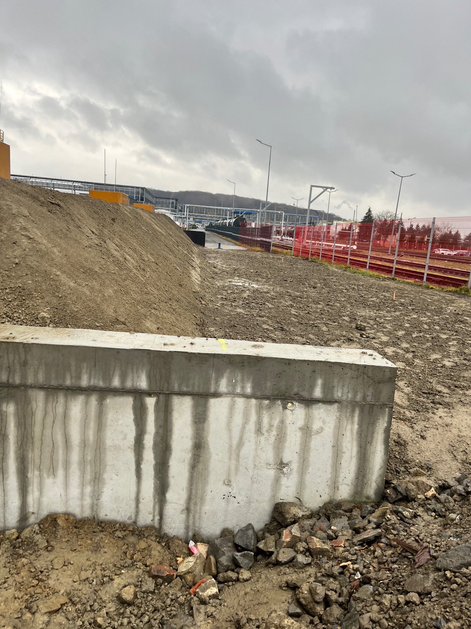 Zasypany zbiornik na utylizację odpadów