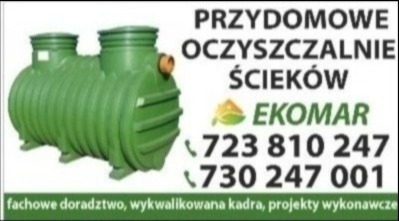 Zielony zbiornik dwukomorowy, prawdopodobnie element systemu oczyszczania ścieków, widoczny na tle z tekstem reklamowym i numerami telefonów firmy Ekomar.