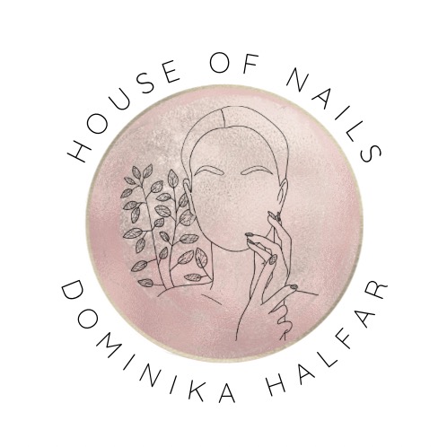 Minimalistyczne logo firmy House of Nails Dominika Halfar z rysunkiem kobiety i roślin na okrągłym, różowym tle.