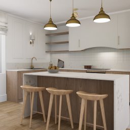 EMILIA MATYJASZCZYK ARCHITEKT WNĘTRZ - Nowoczesna kuchnia z wyspą, drewnianymi hokerami, złotymi lampami wiszącymi i białymi szafkami, z marmurowym blatem i płytkami w pionowe paski.