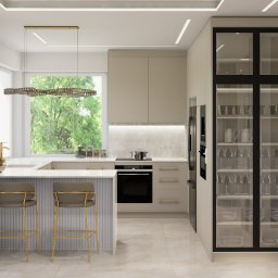 EMILIA MATYJASZCZYK ARCHITEKT WNĘTRZ - Nowoczesna kuchnia w neutralnych kolorach z wyspą, złotymi hokerami i przeszkloną witryną z zastawą. Oświetlenie LED podkreśla minimalistyczny design.