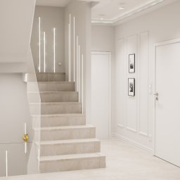 EMILIA MATYJASZCZYK ARCHITEKT WNĘTRZ - Nowoczesne schody z marmurowymi stopniami i szklaną balustradą, oświetlone pionowymi lampami LED w białym wnętrzu z minimalistycznymi drzwiami i obrazami.