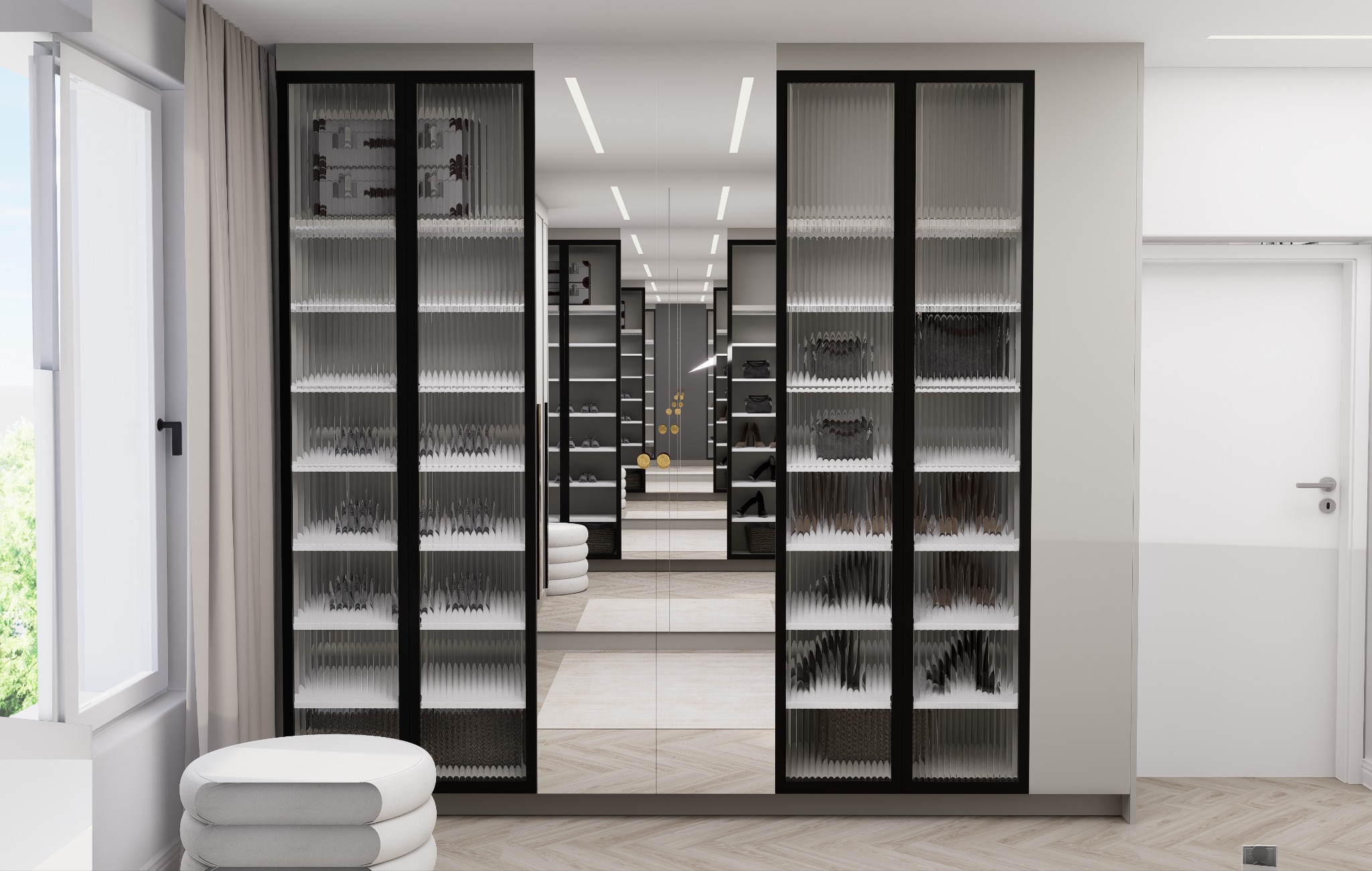 Nowoczesna garderoba z przeszklonymi drzwiami z czarnymi ramami, półki wypełnione ubraniami i akcesoriami, w tle widoczna dalsza część garderoby z oświetleniem punktowym, podłoga z jasnego drewna...