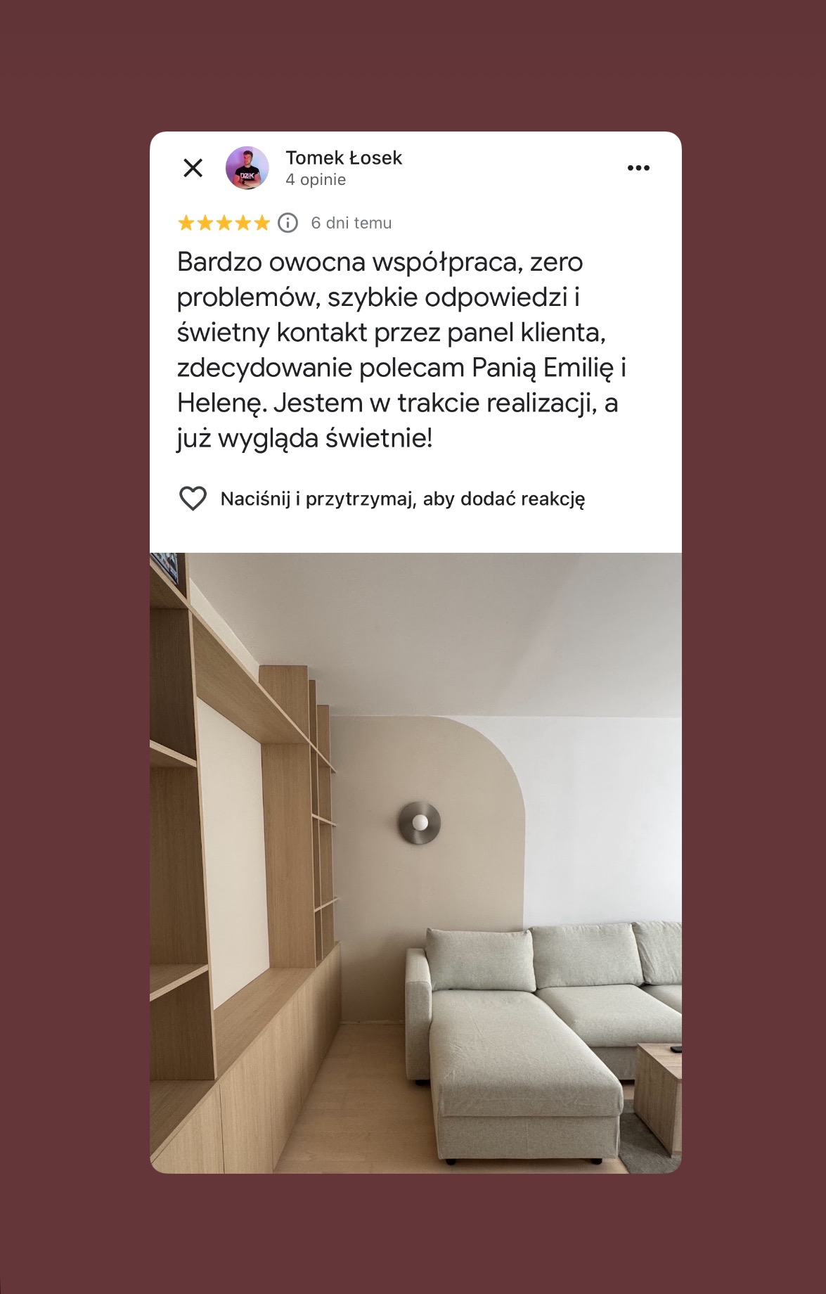 Jasne wnętrze z zabudową drewnianą i szarą sofą narożną, oświetlone nowoczesną lampą ścienną. Widok z perspektywy podłogi, ukazujący minimalistyczny styl.