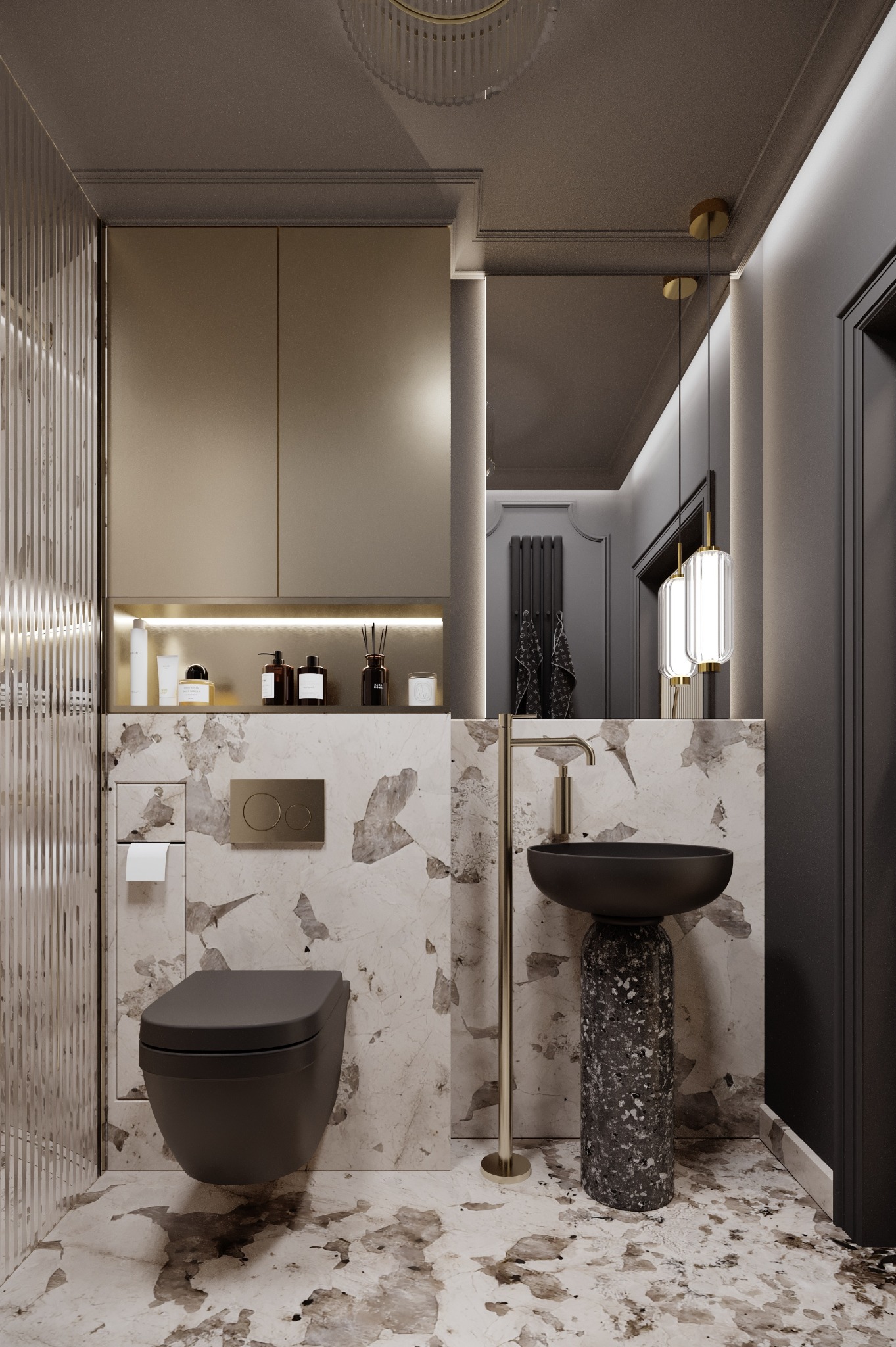 Elegancka, szaro-złota łazienka z marmurowymi akcentami: umywalka na postumencie, podświetlana szafka nad toaletą i lustro z dekoracyjnym oświetleniem.