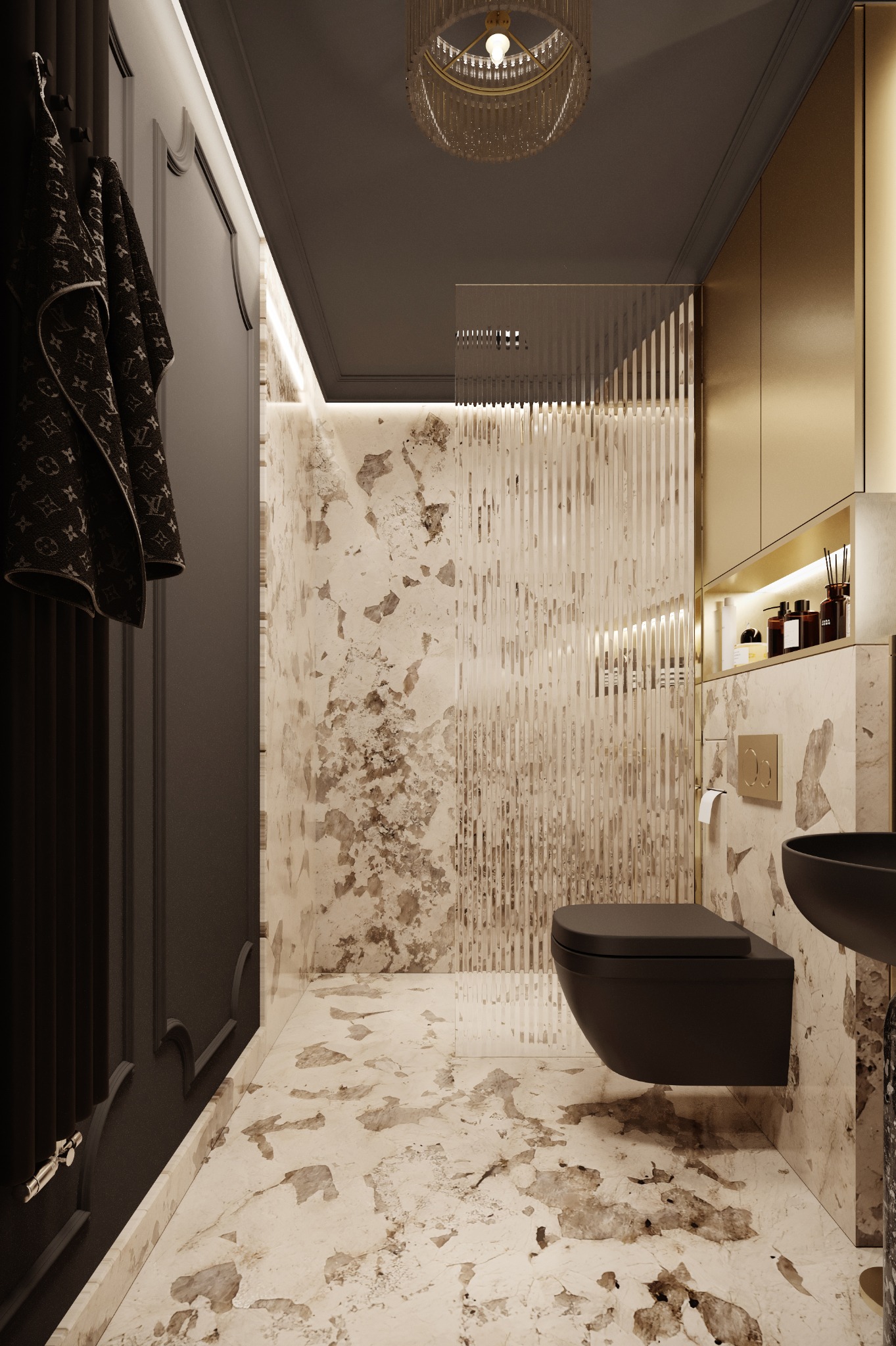 Elegancka łazienka z marmurowymi płytkami, czarną armaturą i złotymi akcentami. Na ścianie wisi szlafrok z wzorem. Lampa sufitowa w stylu glamour.