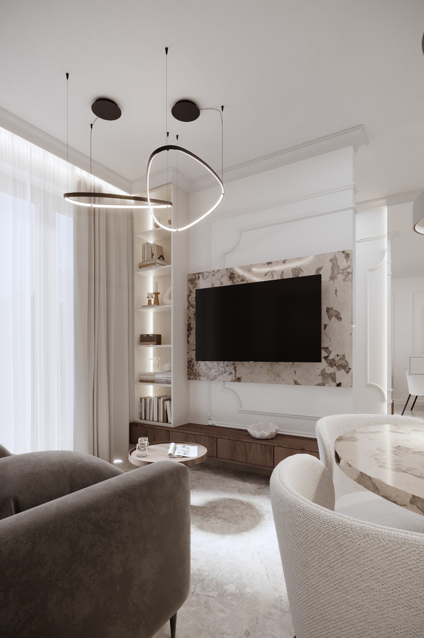 Elegancki salon z telewizorem w marmurowej oprawie, nowoczesnym oświetleniem i subtelną kolorystyką. Widoczny fragment sofy i krzesła przy marmurowym stole.