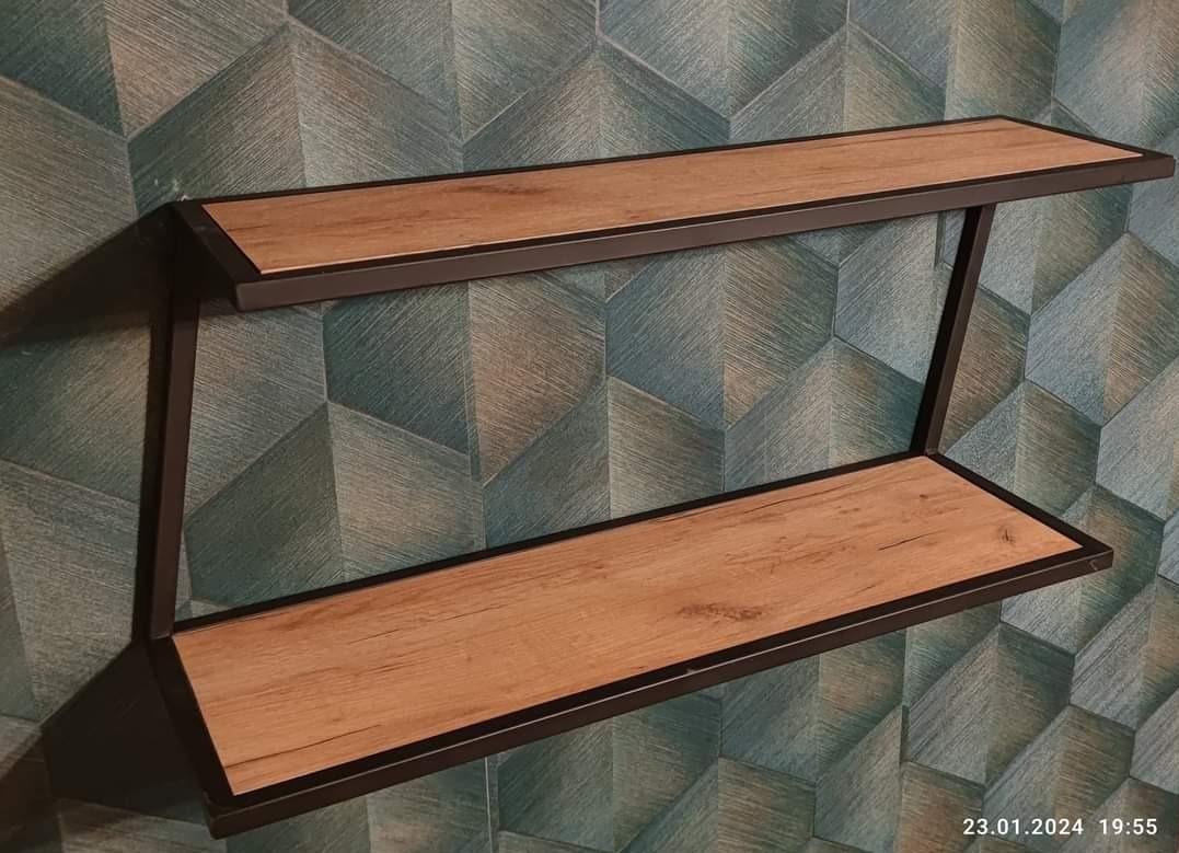 Dwu-poziomowa półka wisząca z drewnianymi blatami i metalową ramą, zamontowana na ścianie z geometryczną tapetą w Ostrzeszowie.