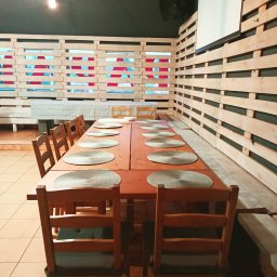 Kontakt: 517 372 788
Uroczystości, spotkania w gronie rodziny czy przyjaciół to zawsze wspaniałe, magiczne chwile. Nie pozwól, aby umknęła Ci nawet krótka chwila na przygotowywanie posiłków i obsługę gości. 