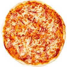 Okrągła pizza z szynką i serem mozzarella, widok z góry, na białym tle.