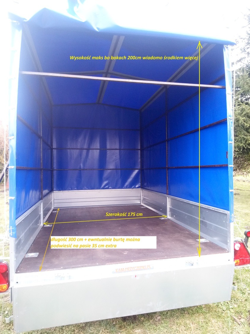 Wnętrze przyczepy transportowej z plandeką, widoczne wymiary: szerokość 175 cm, długość 300 cm, wysokość do 200 cm, możliwość podwieszenia burty.