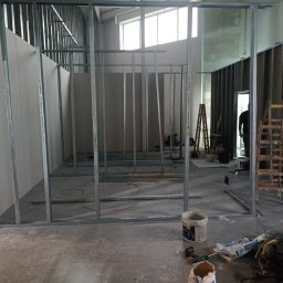 Andrii zubakha - Konstrukcja szkieletowa z profili stalowych pod ścianę działową z płyt gipsowo-kartonowych w trakcie montażu w Opolu, widoczne narzędzia i materiały budowlane na podłodze.