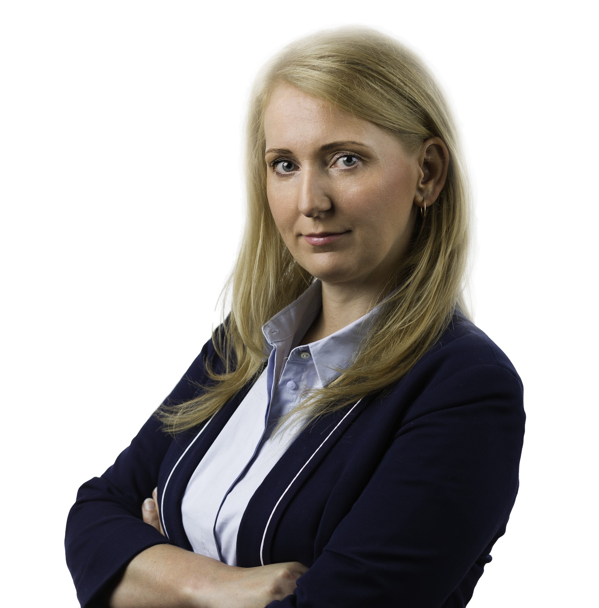 Portret kobiety w granatowej marynarce z białymi lamówkami i jasnoniebieskiej koszuli, z założonymi rękami, na białym tle.