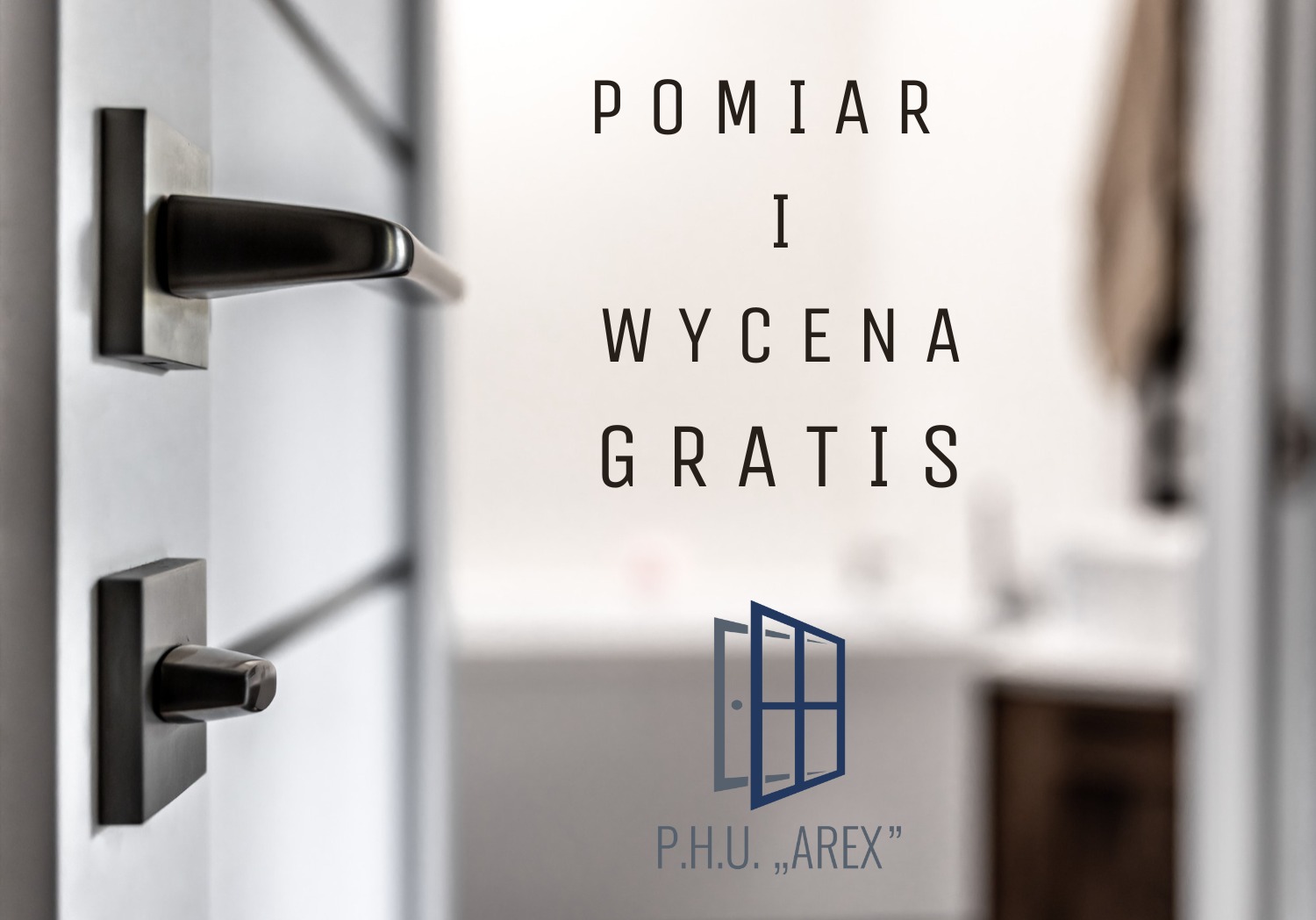 Częściowo otwarte białe drzwi z czarną klamką na tle rozmytego wnętrza łazienki, z napisem 'Pomiar i wycena gratis' oraz logo firmy P.H.U. 'AREX'.