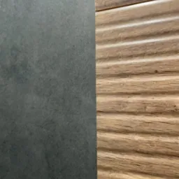 Porównanie dwóch rodzajów okładzin ściennych: szarej, matowej płyty oraz panelu drewnopodobnego z wyraźną fakturą falistą.