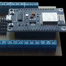 Elektroniczny moduł WiFi ESP8266 zamontowany na płytce prototypowej z listwami zaciskowymi, rezystorami i złączami pinowymi, widoczny z bliska na czarnym tle.