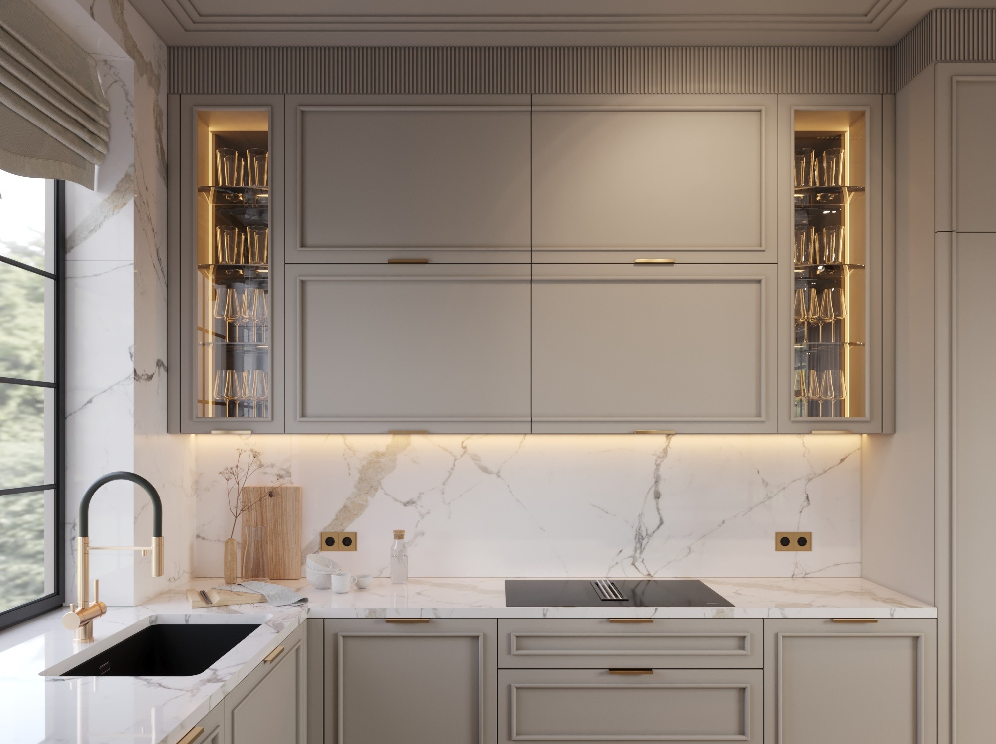 Elegancka kuchnia w odcieniach szarości z marmurowym blatem i podświetlanymi szklanymi witrynami, czarny zlew z złotą armaturą, widok na zieleń za oknem.
