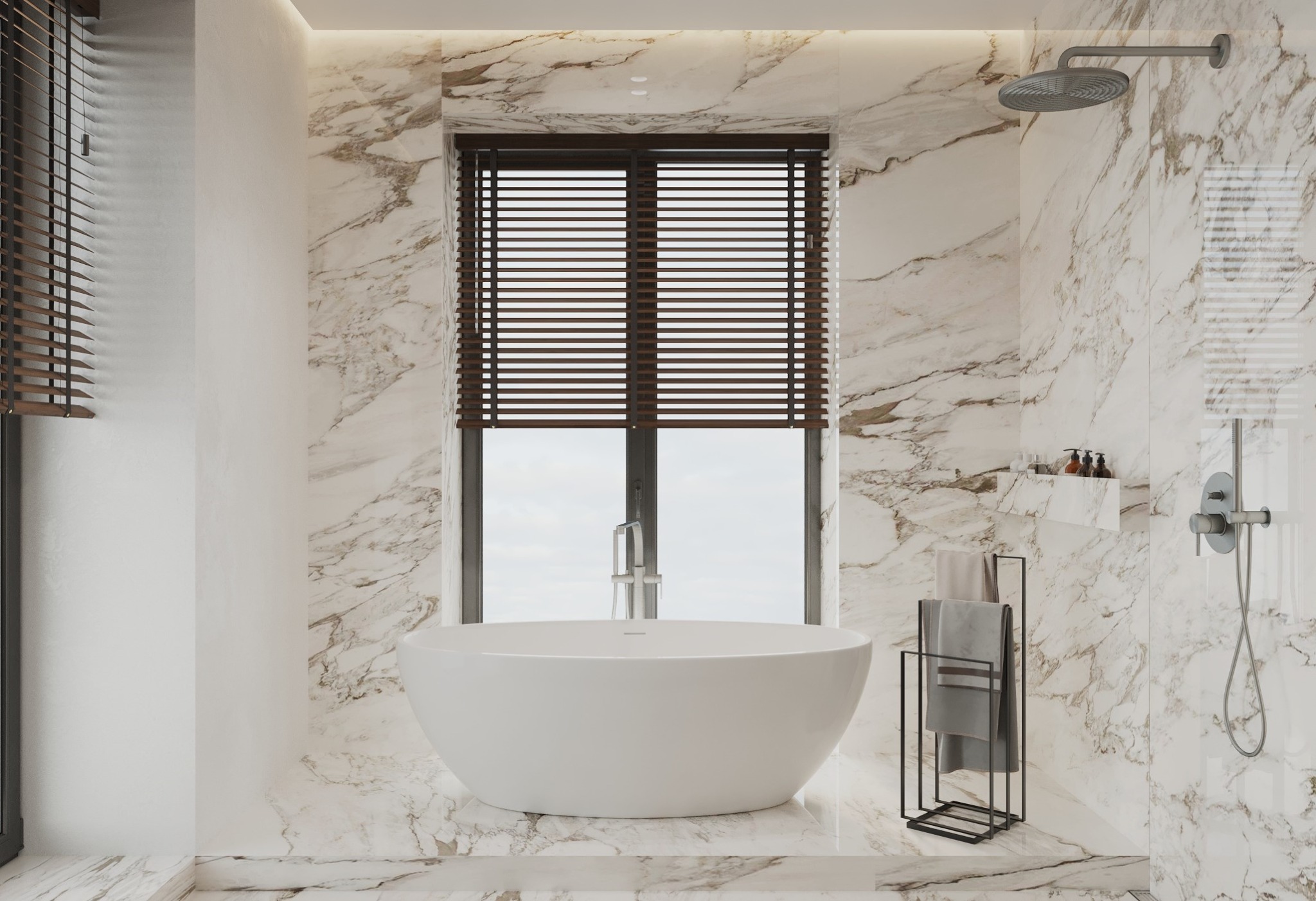 Elegancka łazienka z marmurowymi ścianami, wolnostojąca wanna przy oknie z drewnianymi żaluzjami, deszczownica i minimalistyczny wieszak na ręczniki