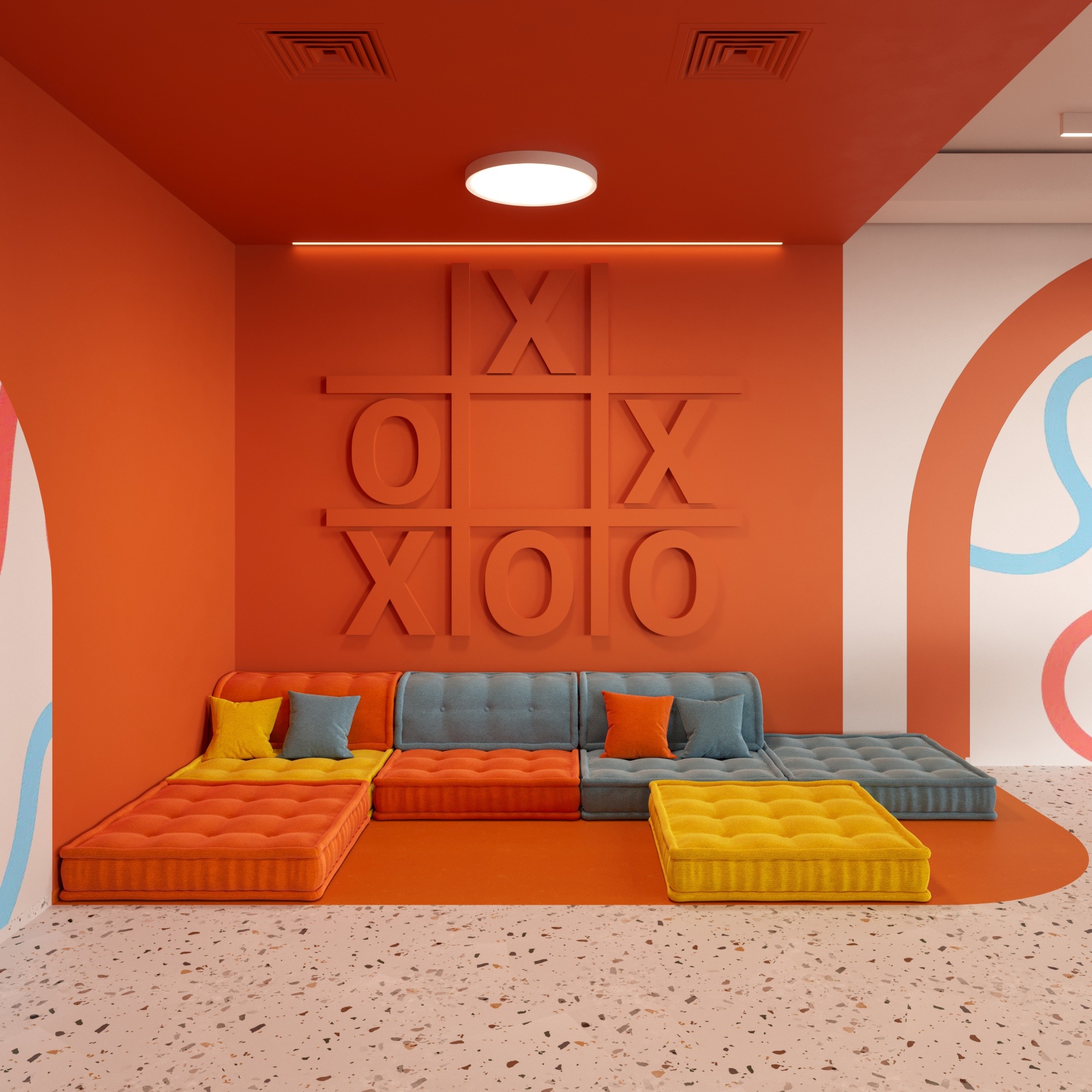 Pomarańczowe wnętrze biura z modułową sofą w kolorach żółtym, pomarańczowym i niebieskim oraz dekoracją ścienną w kształcie gry kółko i krzyżyk.
