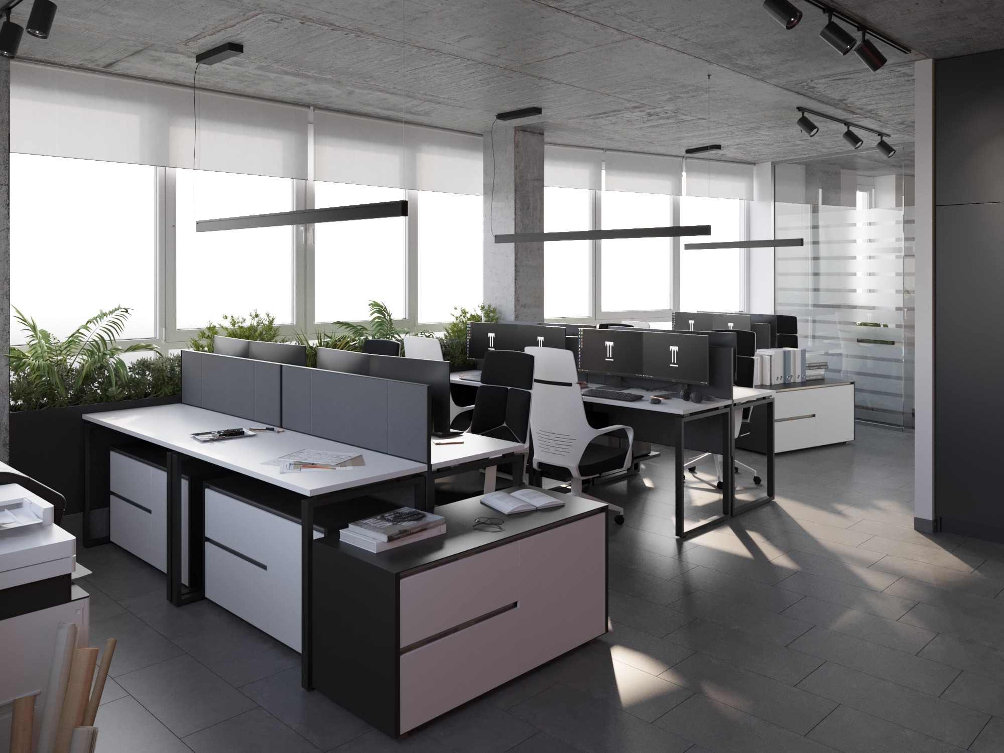 Nowoczesne biuro z betonowym sufitem, rzędami biurek oddzielonych panelami, roślinami w donicach przy oknach i minimalistycznym oświetleniem.