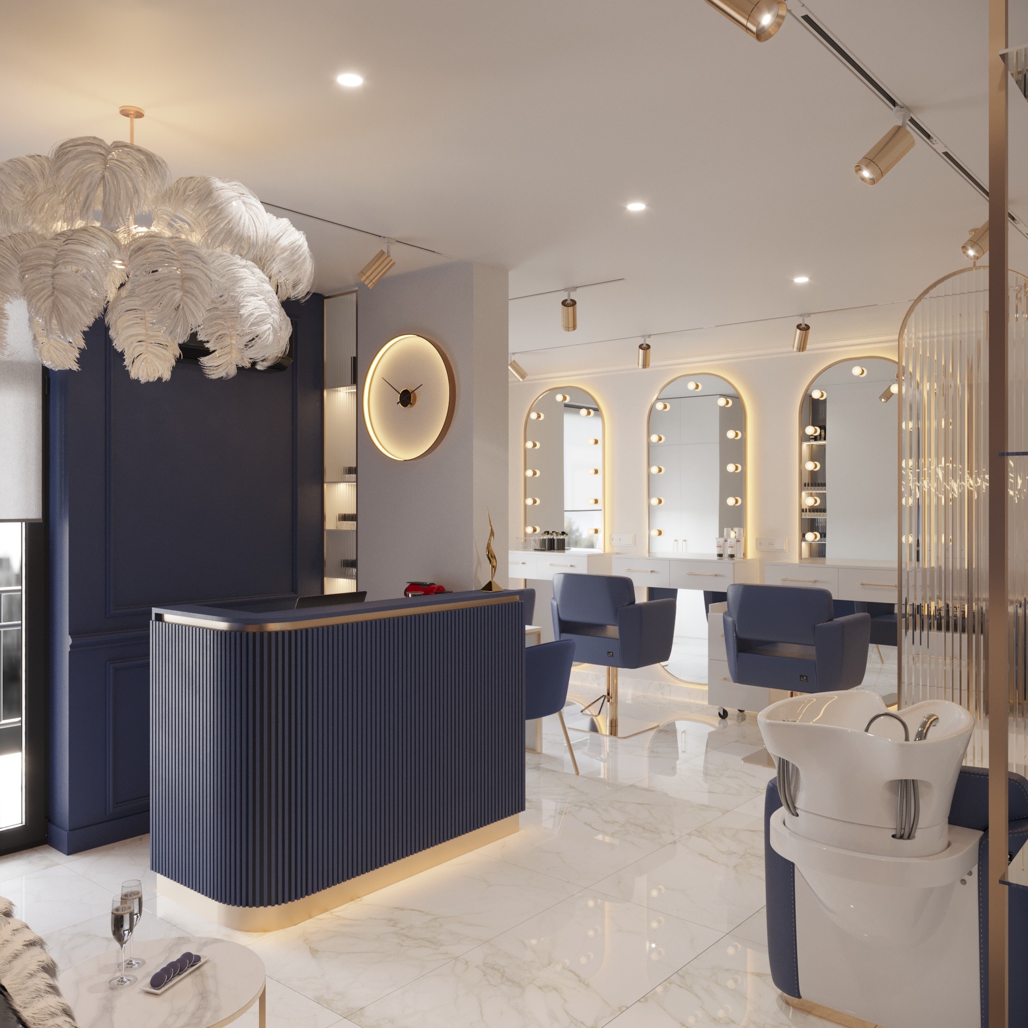Wnętrze luksusowego salonu fryzjerskiego z recepcją w kolorze granatowym, złote akcenty, marmurowa podłoga, stanowiska z lustrami podświetlanymi żarówkami, designerski żyrandol z piór i fotel...