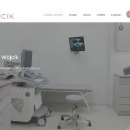 Strona internetowa gabinetu lekarskiego z widocznym logo, menu nawigacyjnym i zdjęciem wnętrza gabinetu ginekologicznego z aparaturą USG i fotelem ginekologicznym.
