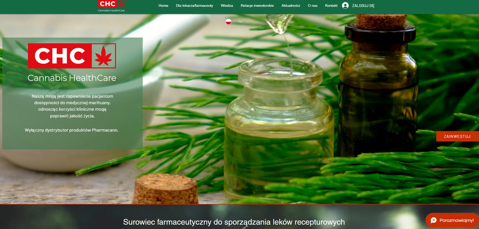 Fragment strony internetowej Cannabis HealthCare z detalami: kropla olejku eterycznego spadająca do buteleczki na tle ziół i moździerza.