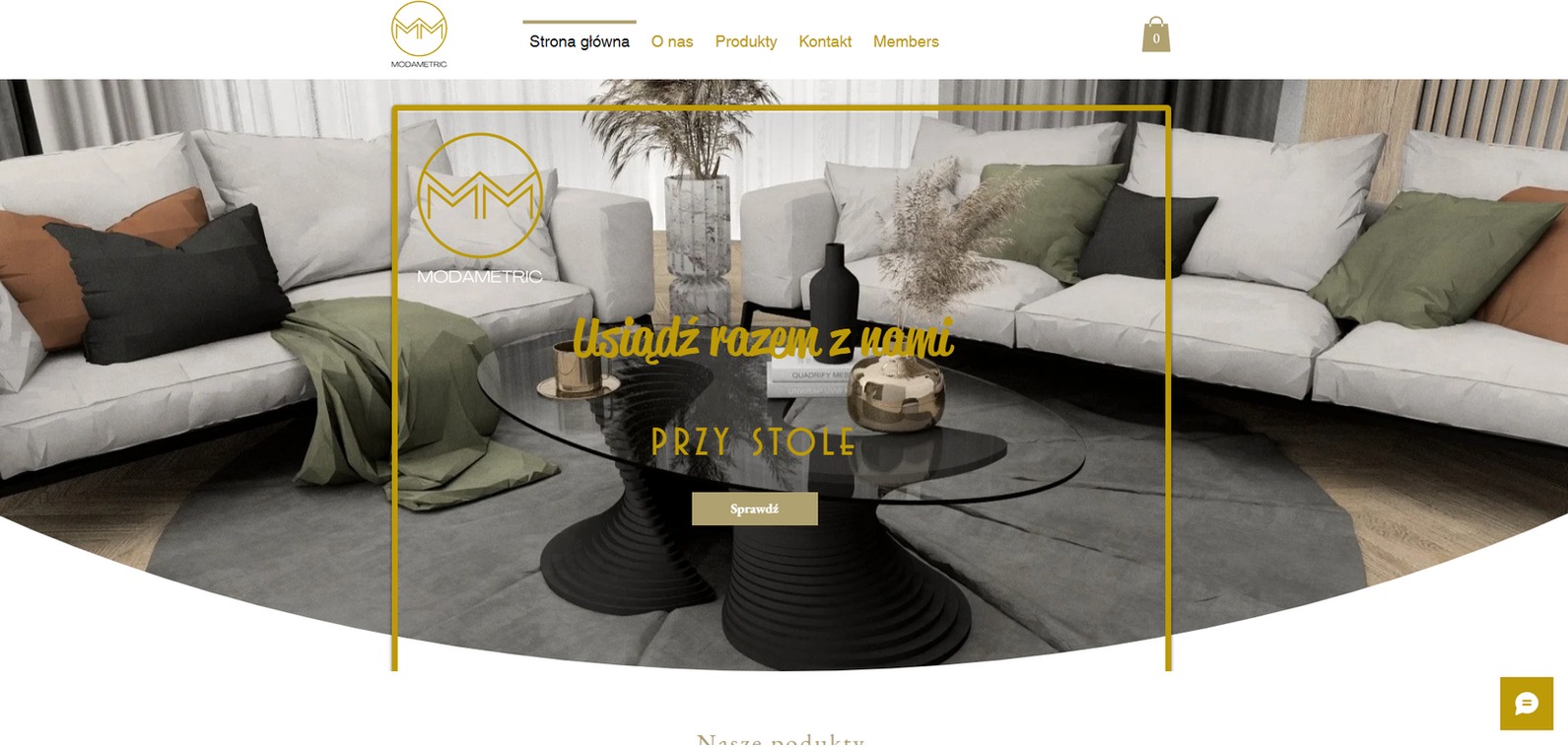 Strona internetowa z minimalistycznym salonem: biała sofa z poduszkami w odcieniach zieleni i brązu, okrągły szklany stolik kawowy na czarnej, rzeźbionej podstawie, dekoracje z suszonych traw.