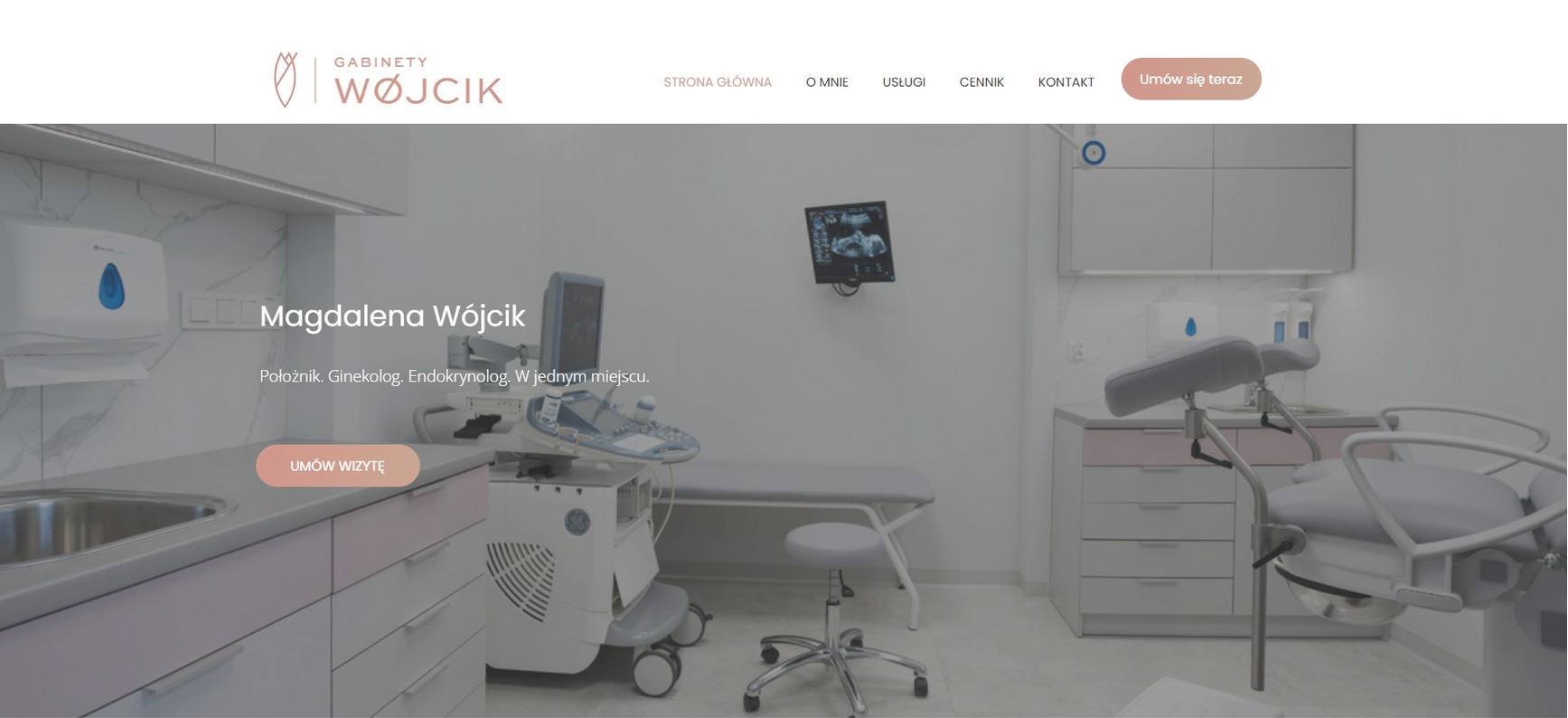 Strona internetowa gabinetu lekarskiego z widocznym logo, menu nawigacyjnym i zdjęciem wnętrza gabinetu ginekologicznego z aparaturą USG i fotelem ginekologicznym.