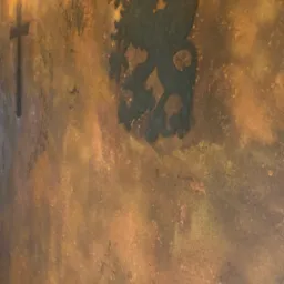 Ręcznie malowana ściana w ciepłych brązach z motywem krzyża i gryfa, tworząca unikalny, dekoracyjny efekt. Nieregularna faktura i cieniowanie dodają głębi.