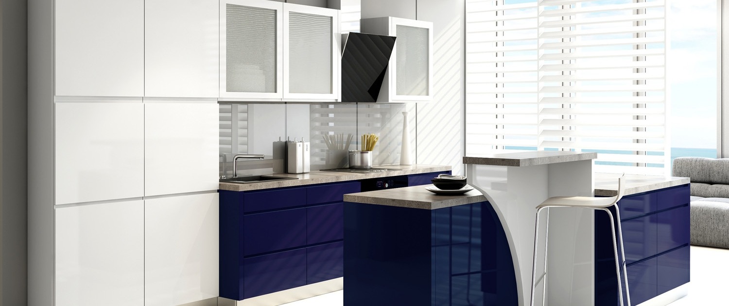 Nowoczesna kuchnia z białymi szafkami górnymi i granatowymi dolnymi, wyspa z blatem z szarego kamienia, wysokie okno z żaluzjami w tle.