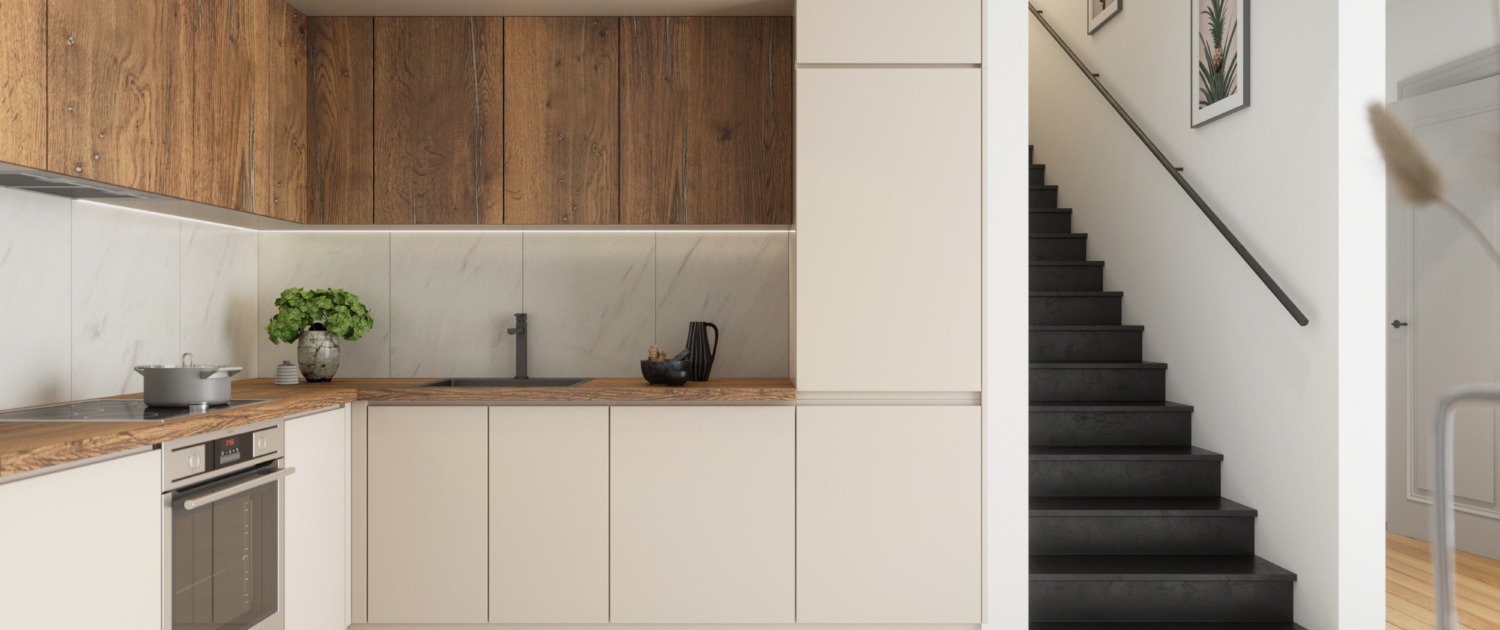 Nowoczesna kuchnia z drewnianymi szafkami górnymi, jasnymi frontami dolnymi i blatem imitującym drewno, w tle schody z czarnymi stopniami.