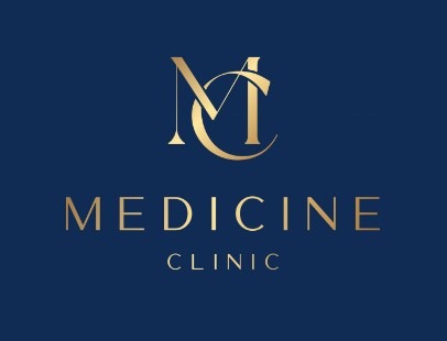 Złote logo kliniki medycznej na granatowym tle, z monogramem 'MC' i napisem 'MEDICINE CLINIC' poniżej.