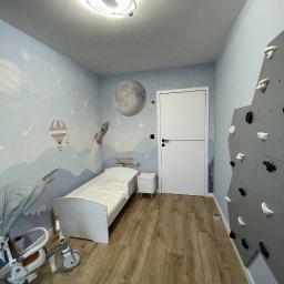 Aliaksandr Bortnik - Pokój dziecięcy z motywem kosmicznym: fototapeta z planetami, łóżko, ścianka wspinaczkowa i drewniana podłoga. Nowoczesne oświetlenie sufitowe.