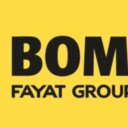 Logo firmy Bomag Fayat Group na żółtym tle, z symbolem graficznym przypominającym strzałkę w lewo i w dół.