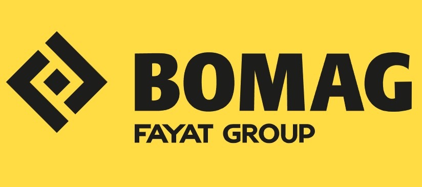 Logo firmy Bomag Fayat Group na żółtym tle, z symbolem graficznym przypominającym strzałkę w lewo i w dół.