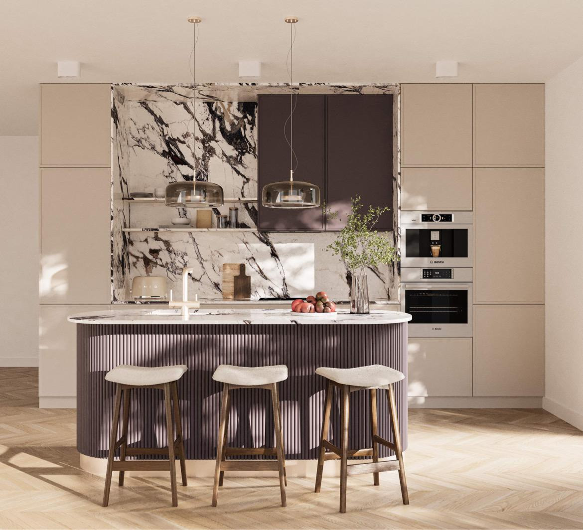 Nowoczesna kuchnia z wyspą o zaokrąglonym kształcie i pionowymi żłobieniami w kolorze śliwkowym, marmurowy backsplash, beżowe szafki i parkiet w jodełkę.